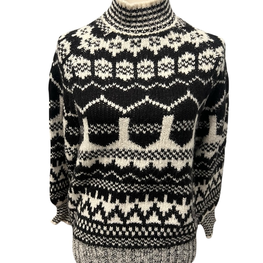 Stylish Monochrome Women's Turtleneck Sweater